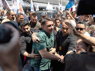 Flávio Bolsonaro critica políticas económicas en elecciones Brasil