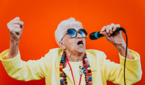 Fundesarrollo invita a los adultos mayores a celebrar su d&iacute;a con un karaoke