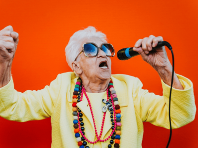 Fundesarrollo celebrará con karaoke Día del Adulto Mayor