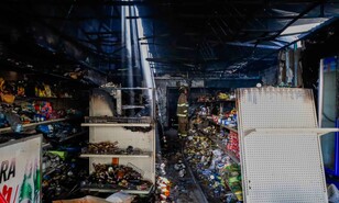 Incendio destruye surtidora de alimentos en Santiago
