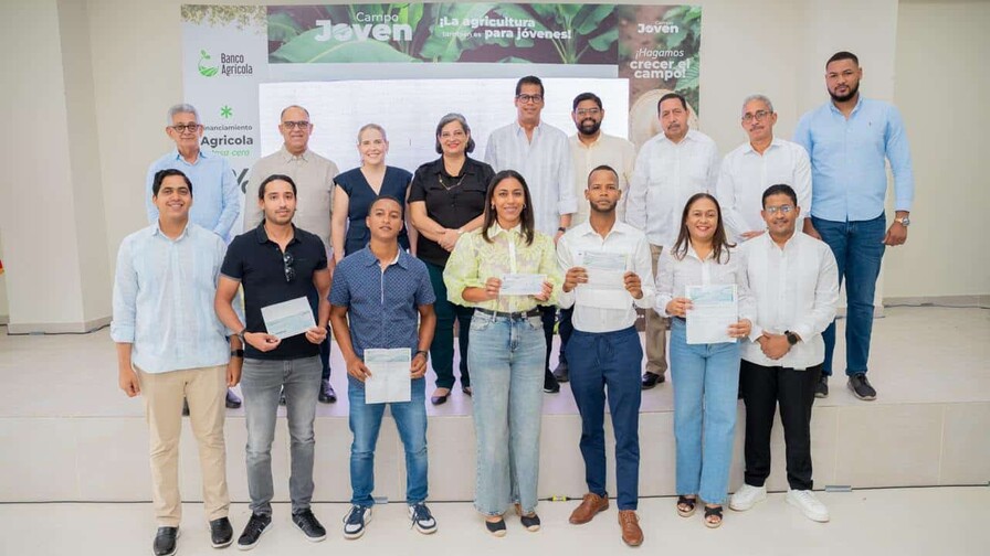 Campo Joven entrega casi RD$3 millones a jóvenes productores de Hato Mayor Campo Joven entrega casi RD$3 millones a jóvenes productores de Hato Mayor