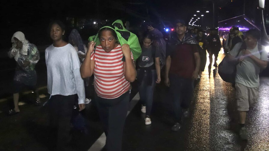 Caravana con más de 600 migrantes retoma camino desde el sur de México a EE.UU. entre lluvia Caravana con más de 600 migrantes retoma camino desde el sur de México a EE.UU. entre lluvia