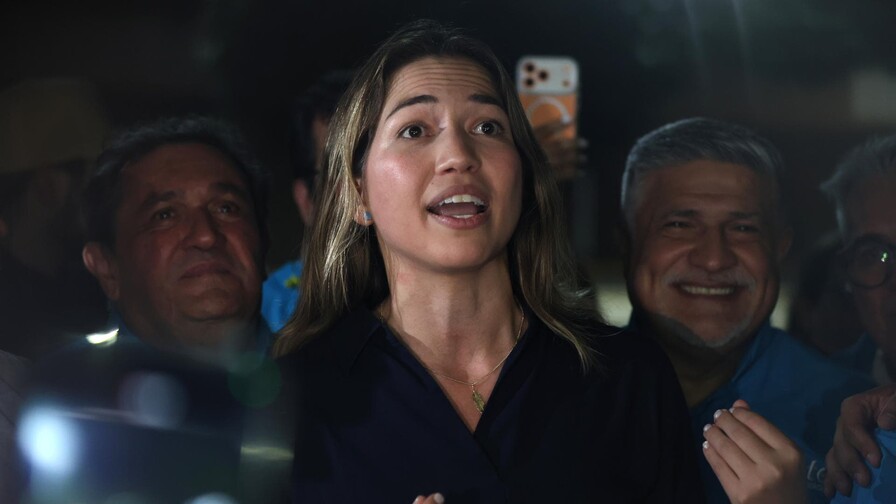 Regresa a Venezuela la jefa de comunicaciones de la líder opositora María Corina Machado