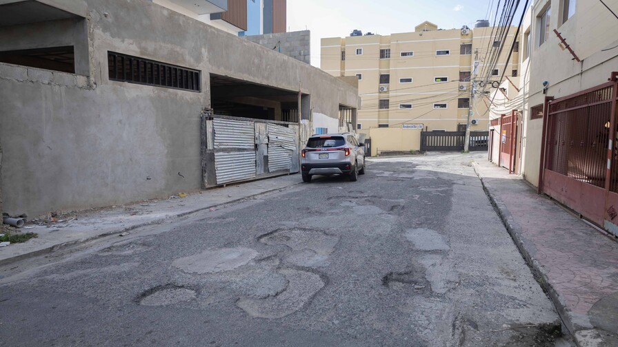 Moradores de Villa Marina reclaman el asfaltado de sus calles tras 21 años de parchos
