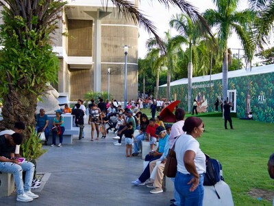 Visitantes disfrutan de la Feria del Libro 2026 este domingo