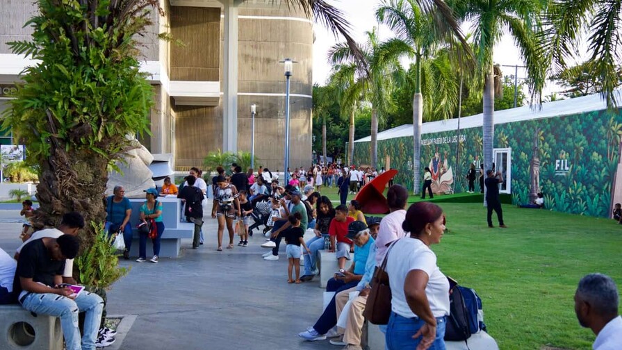 Entre libros y actividades, visitantes disfrutan de la Feria del Libro 2026 este domingo