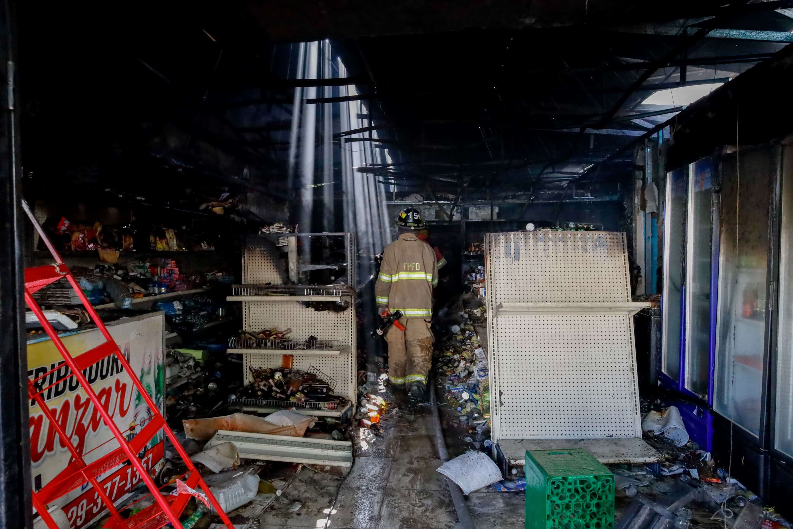 <br>El fuego se inici&oacute; alrededor de las 3:00 de la madrugada por causas que hasta el momento se desconocen.<br><br>