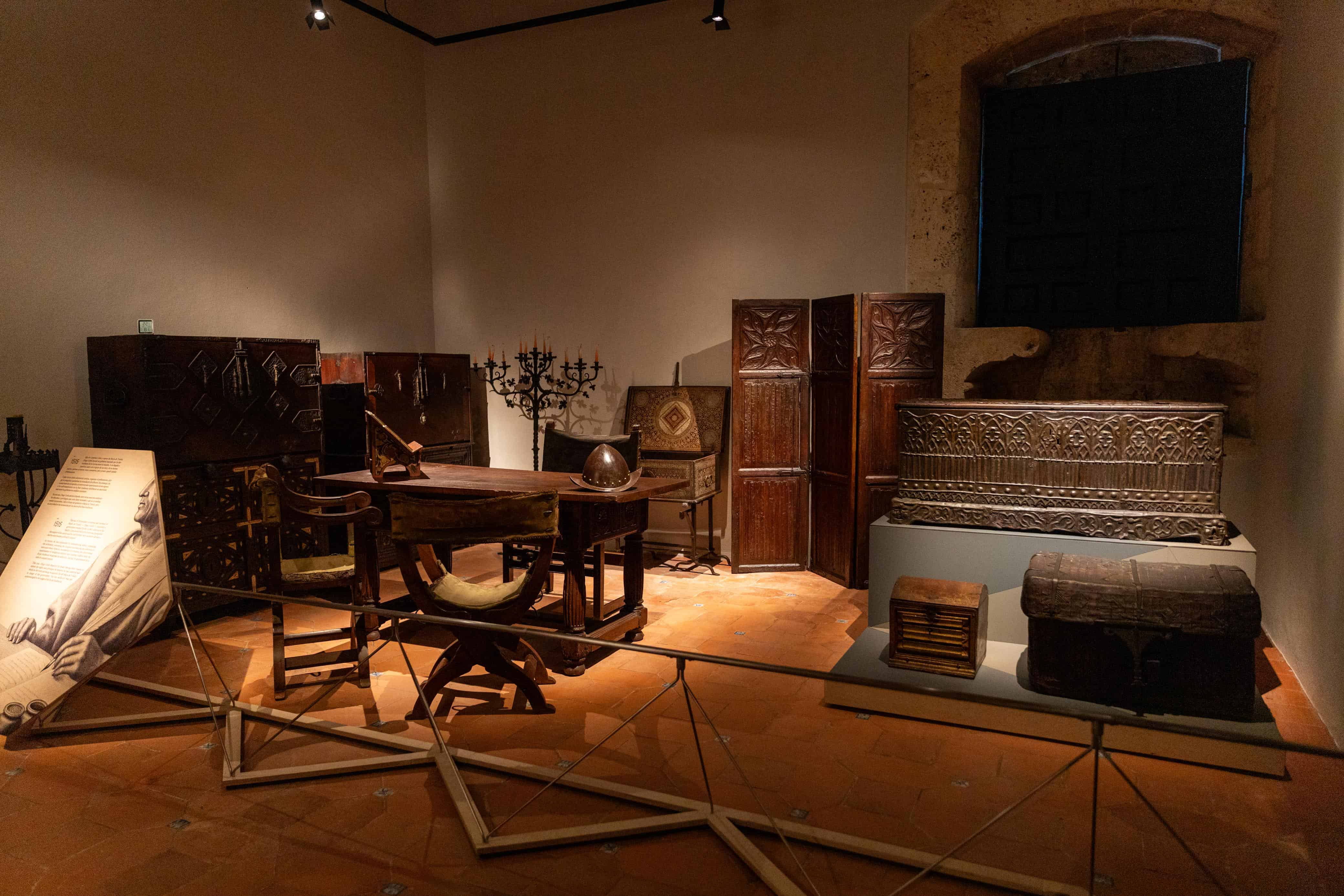 Piezas deexpuestas en una de las salas del Alc&aacute;zar de Col&oacute;n.