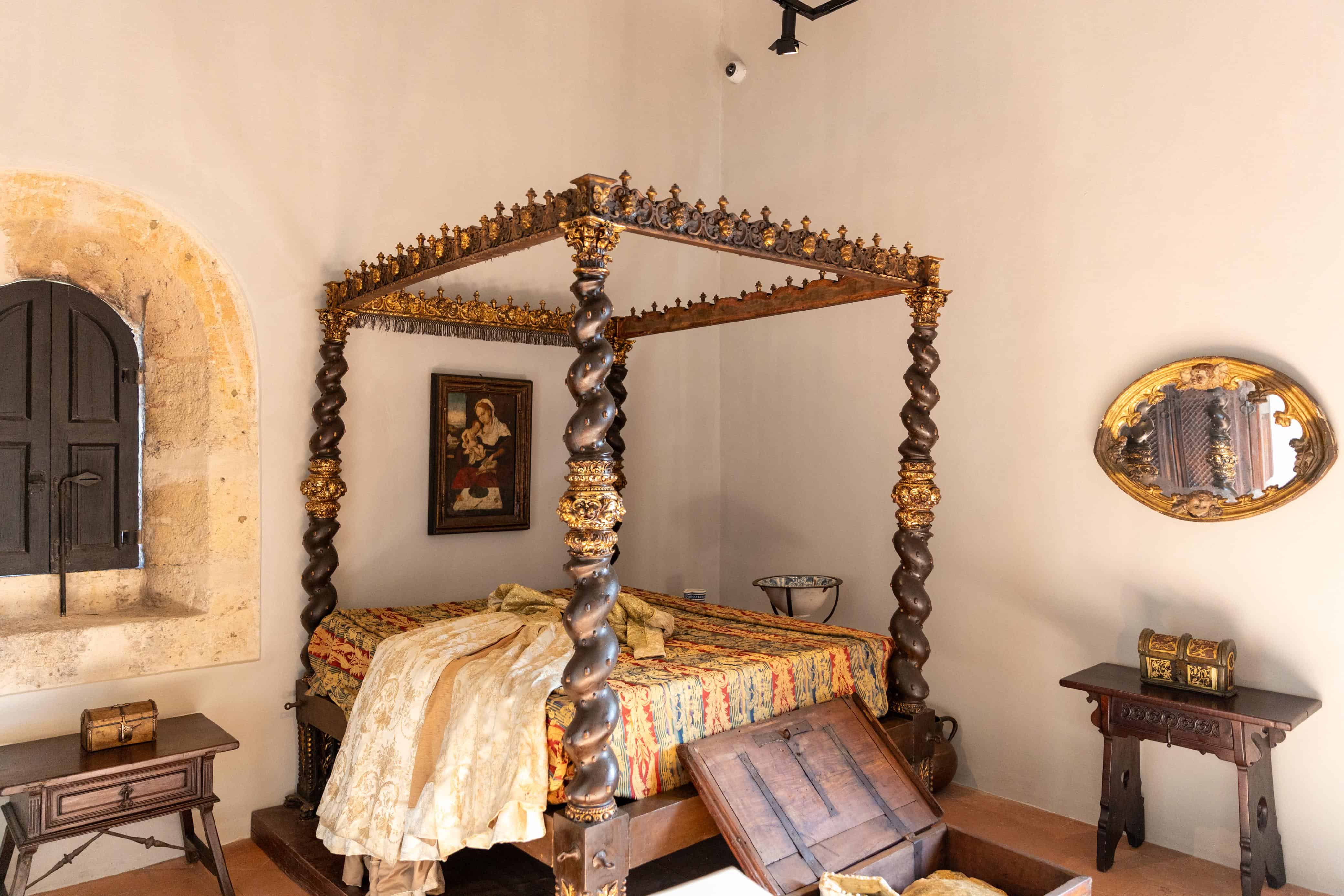Recreaci&oacute;n de rec&aacute;mara virreinal en el Alc&aacute;zar de Col&oacute;n.