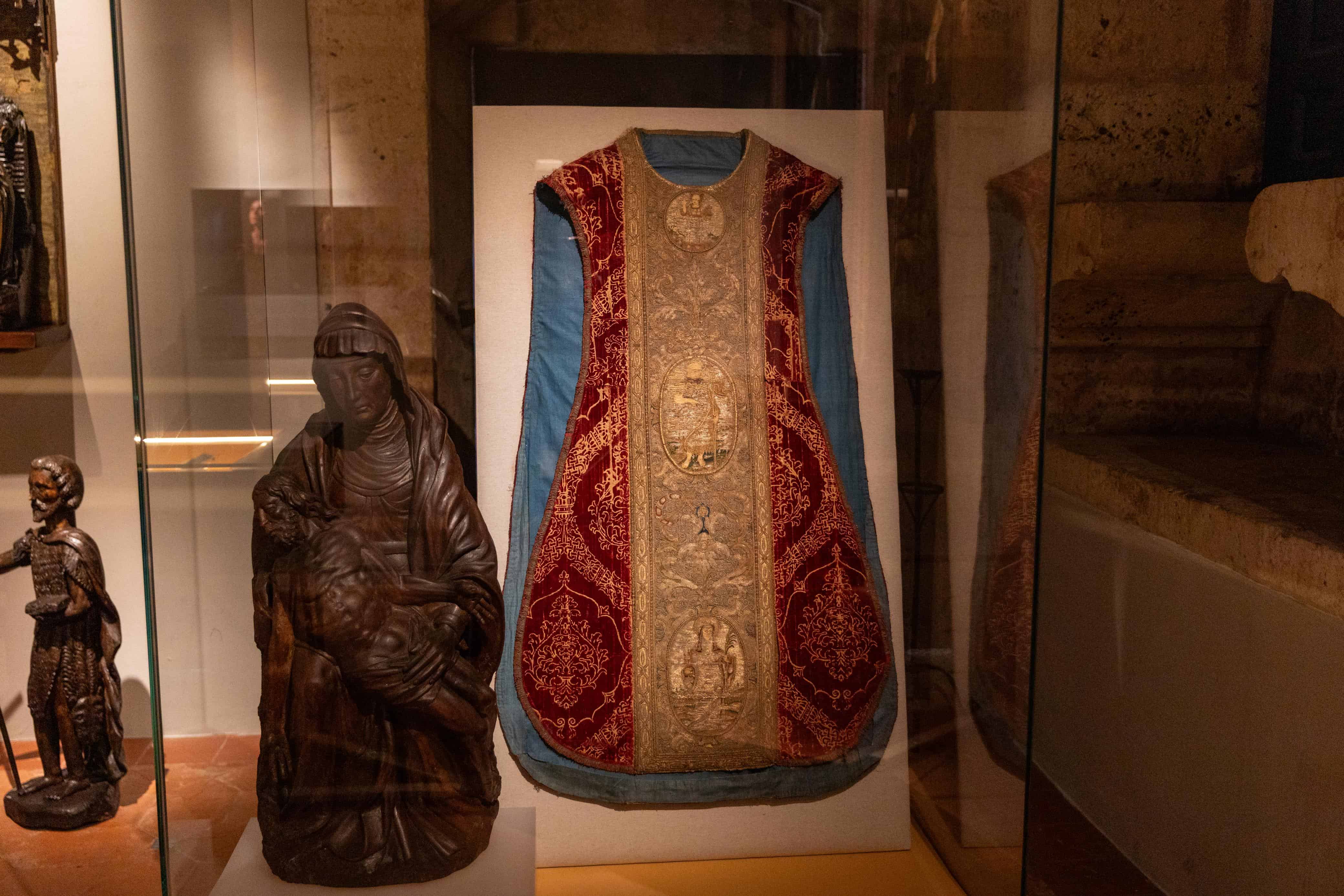 Piezas de arte sacro y ornamentaci&oacute;n lit&uacute;rgica colonial expuestas en una de las salas del Alc&aacute;zar de Col&oacute;n.