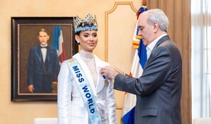 Abinader recibe a Miss Mundo 2026, Joheirry Mola, y le entrega Medalla Presidencial al M&eacute;rito Civil