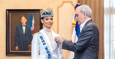 Abinader recibe a Miss Mundo 2026 Joheirry Mola y le entrega la Medalla Presidencial al M&eacute;rito Civil