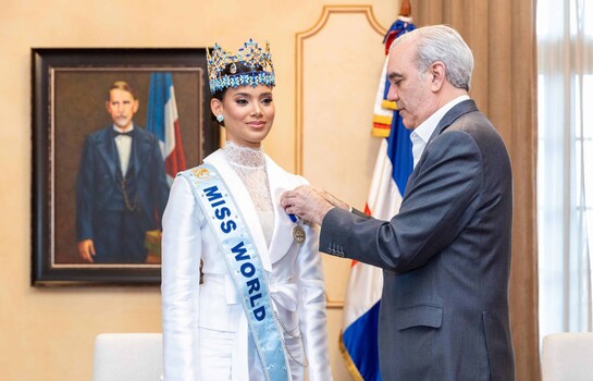Abinader recibe a Miss Mundo 2026, Joheirry Mola, y le entrega Medalla Presidencial al M&eacute;rito Civil