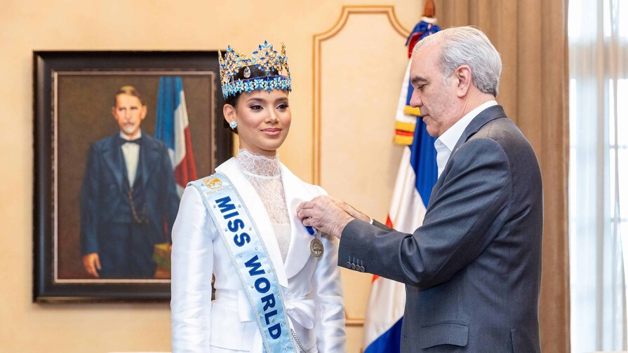 Abinader recibe a Miss Mundo 2026, Joheirry Mola, y le entrega Medalla Presidencial al M&eacute;rito Civil