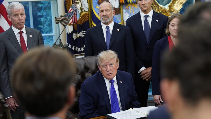 Trump anuncia en Iowa la mayor planta sider&uacute;rgica de EE. UU. por 15,000 millones de d&oacute;lares