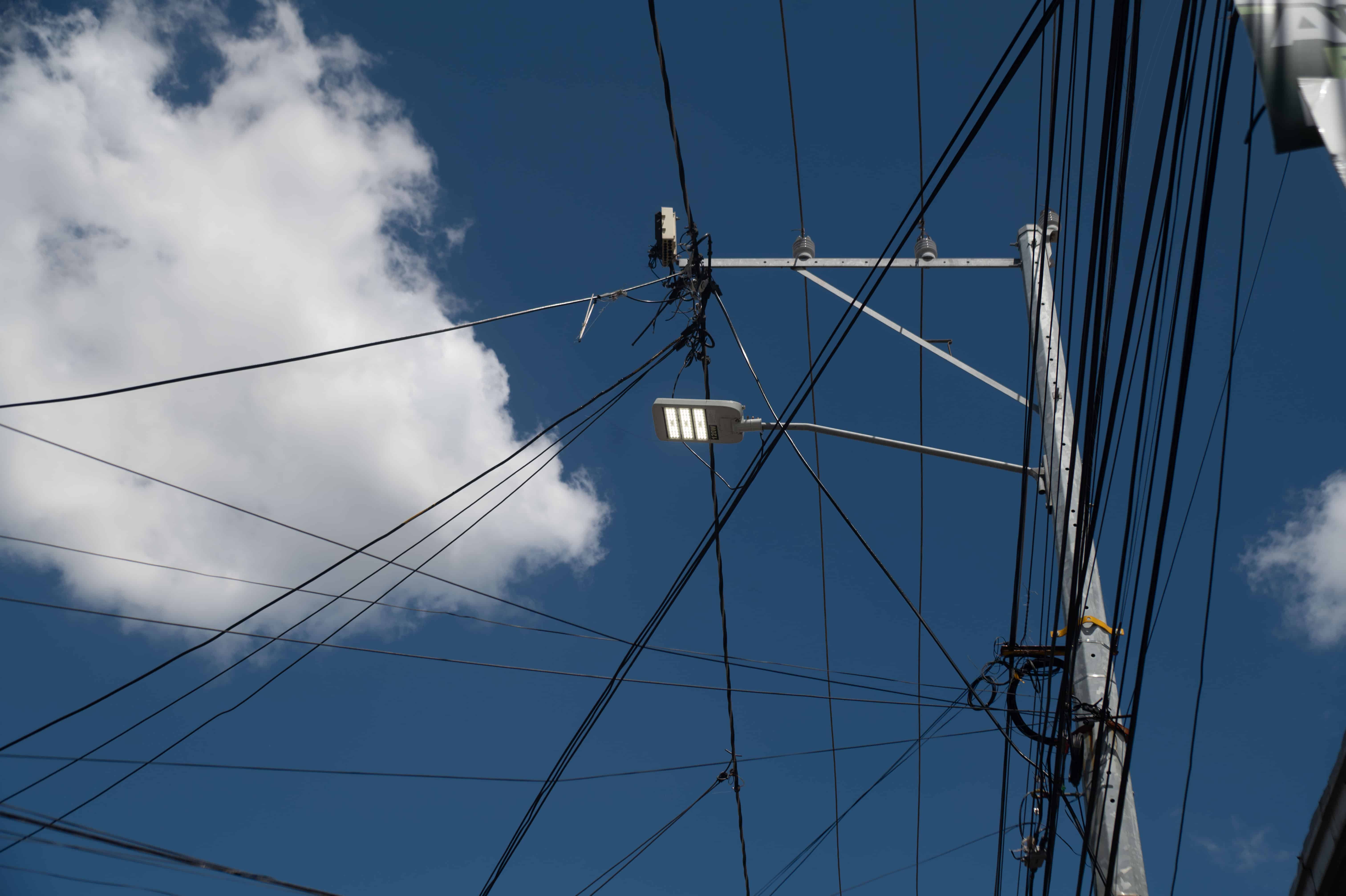 Lámpara nueva instalada por las autoridades en Villas Agrícolas