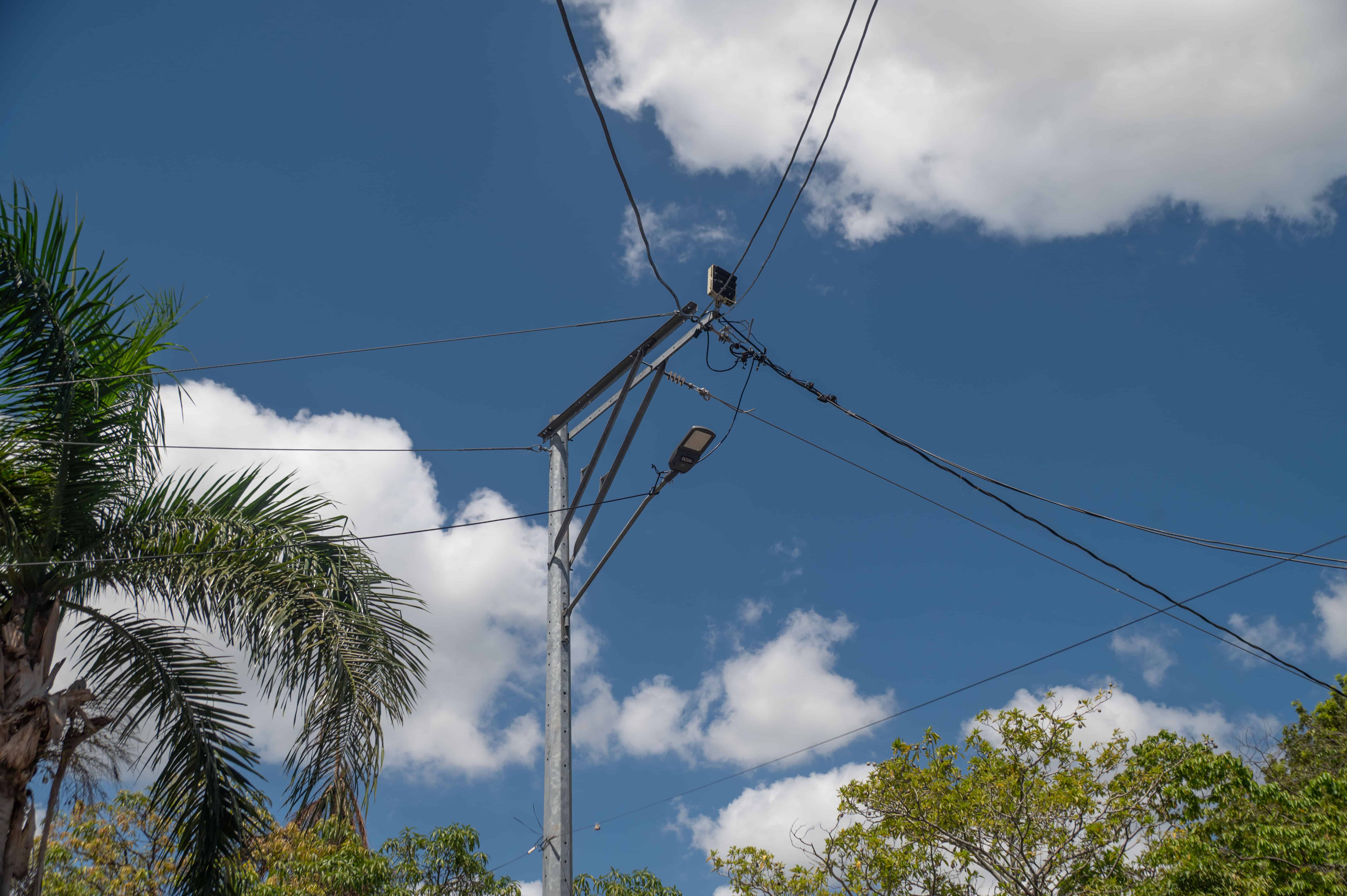 Lámpara nueva instalada por las autoridades en Villas Agrícolas
