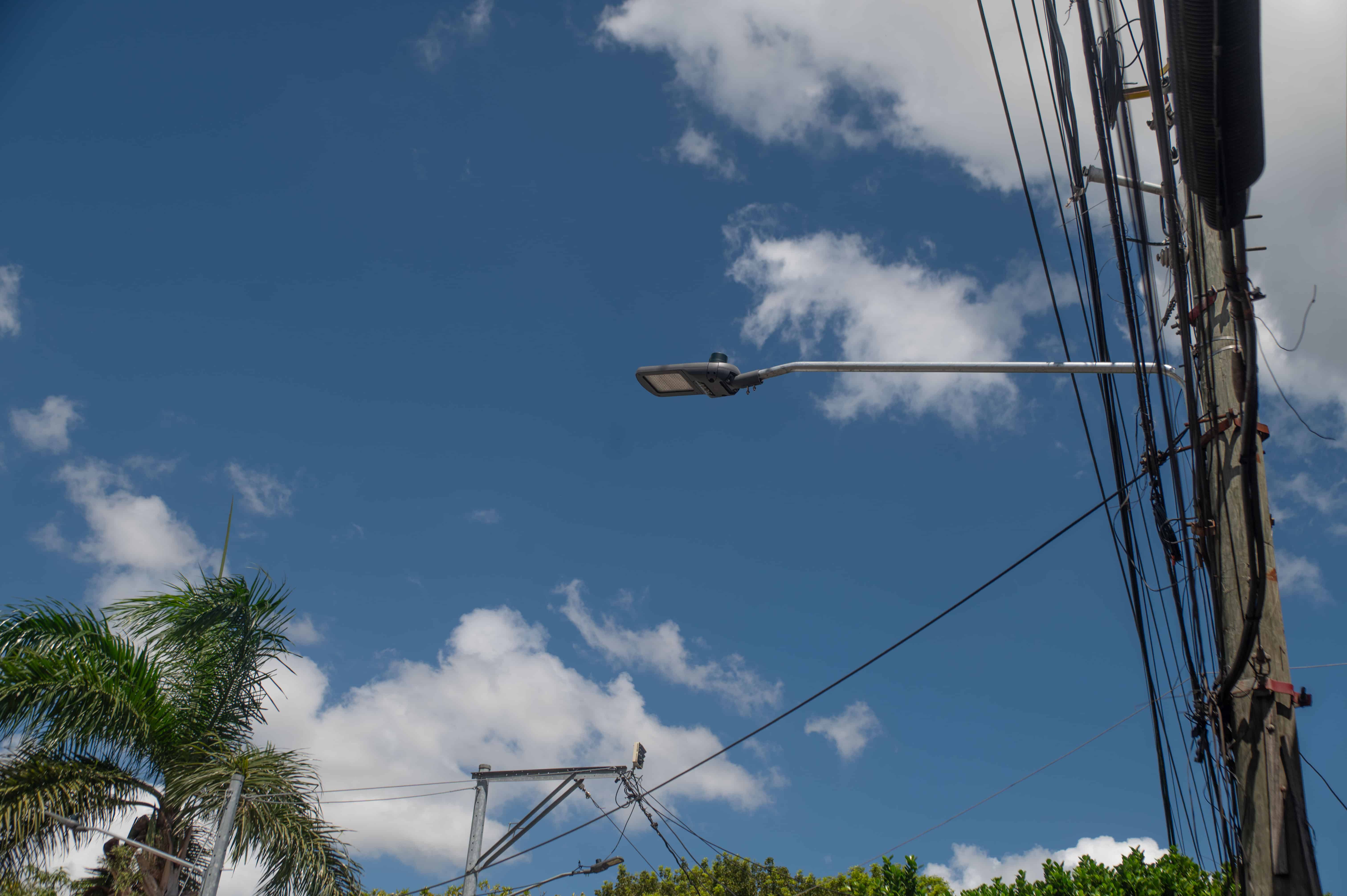 Lámpara nueva instalada por las autoridades en Villas Agrícolas