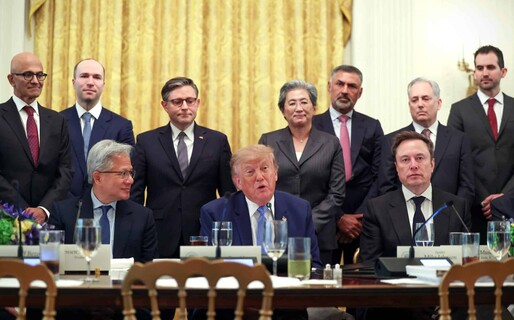 Trump anuncia que l&iacute;deres tecnol&oacute;gicos acordaron regular la IA