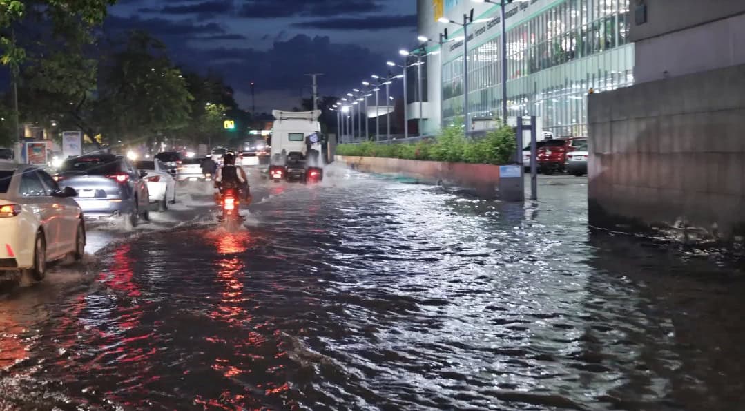 El charco que se forma en la avenida Gregorio Luperón permanecía en horas de la noche.