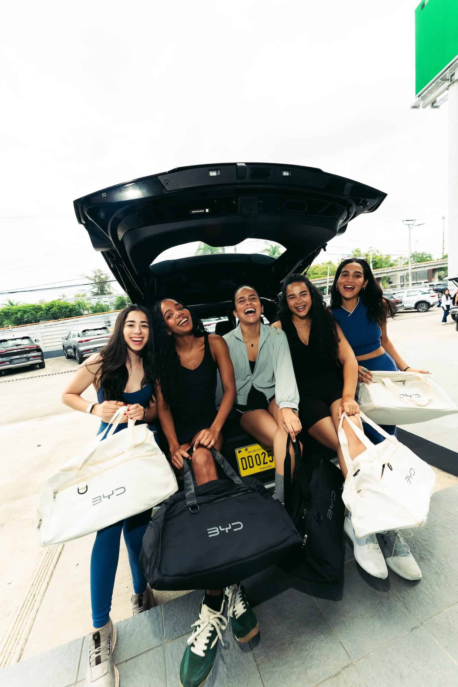 Anna Acra, Maurin Santos, Dhayra Hernández, Camila y Lhia Fersobe.