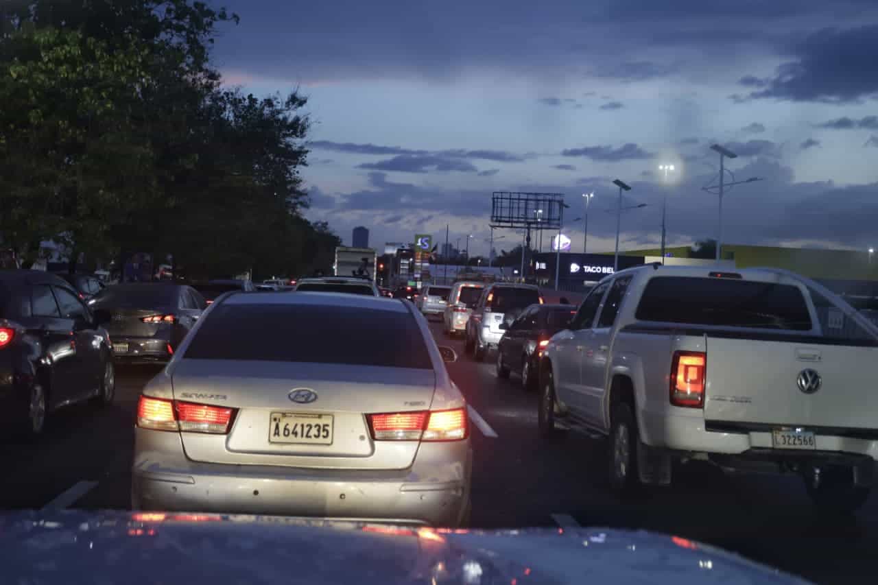 El flujo vehicular en la avenida Gregorio Luperón avanzaba con lentitud.