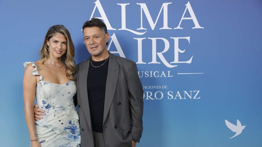 Alejandro Sanz lleva sus canciones al teatro con El alma al aire Alejandro Sanz lleva sus canciones al teatro con El alma al aire
