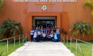 El centro gratuito donde adultos mayores aprenden guitarra, bailan y reciben atenci&oacute;n m&eacute;dica