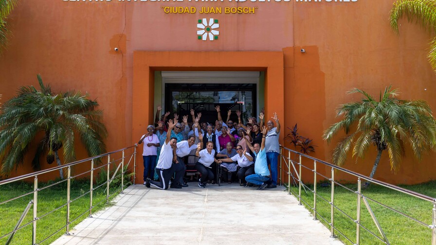 El centro gratuito donde adultos mayores aprenden guitarra, bailan y reciben atenci&oacute;n m&eacute;dica