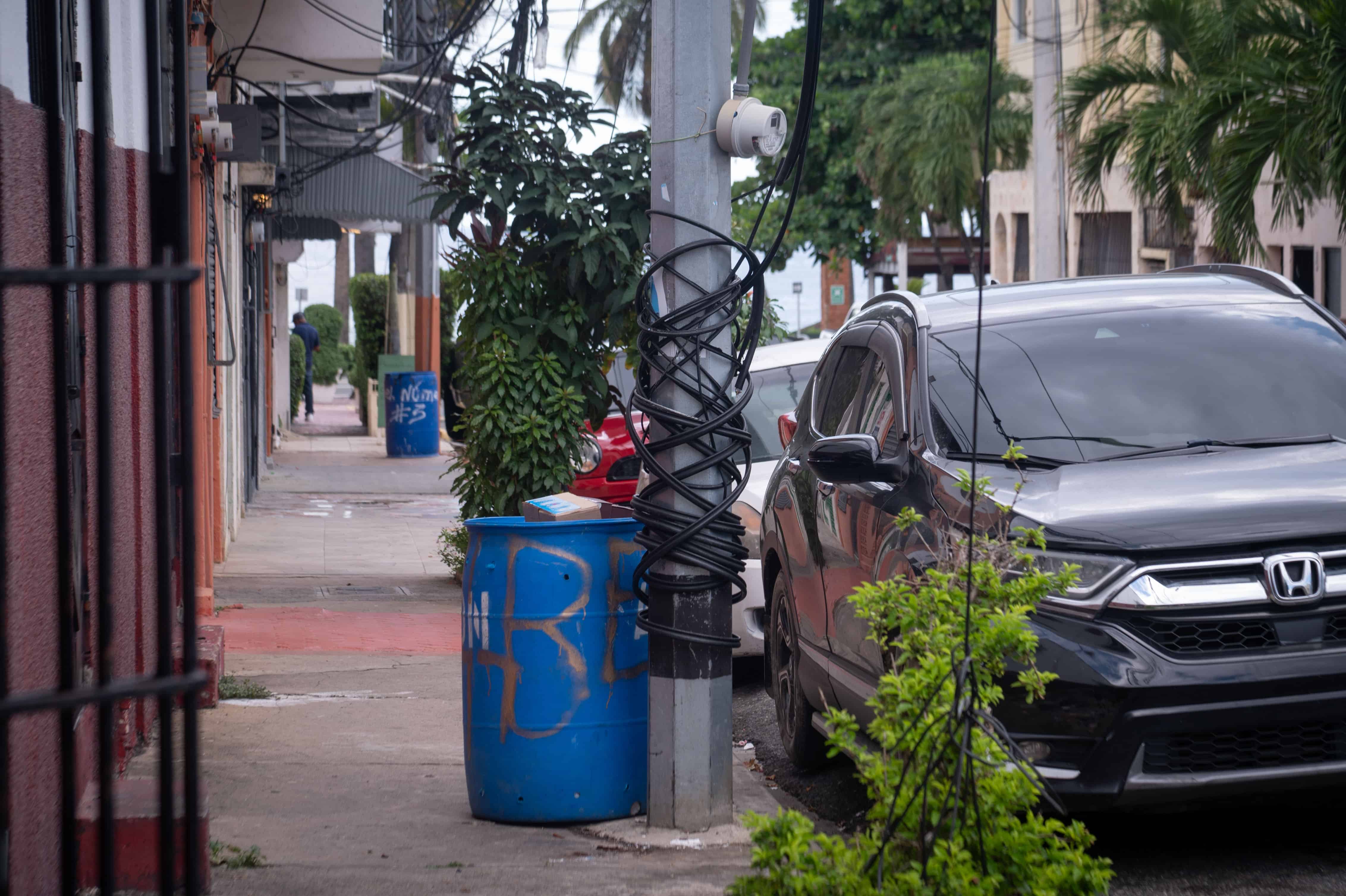 Algunos vecinos deciden amarrar los cables de postes del tendido que han sido derribados.
