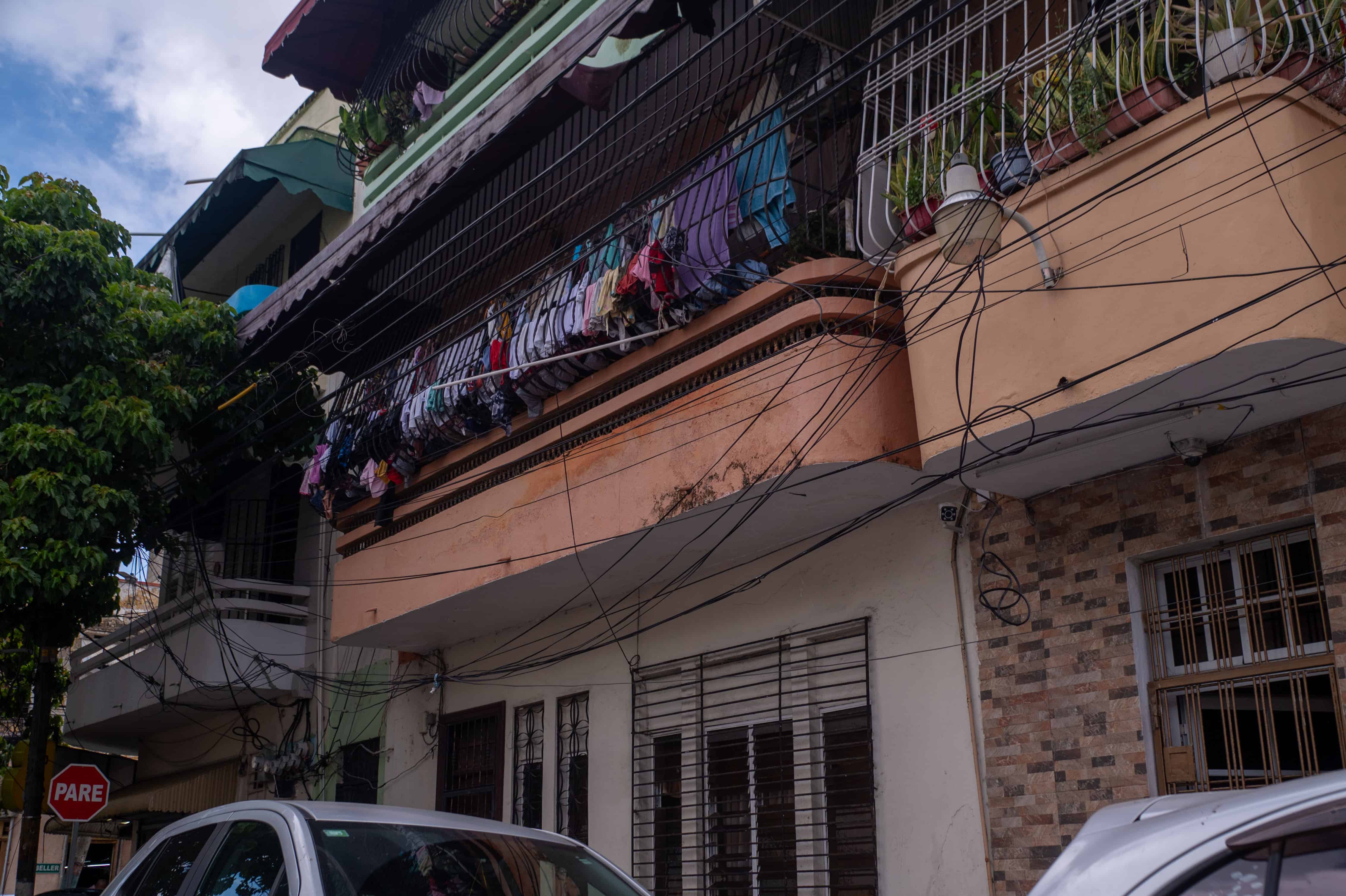 Los cables cuelgan por los frentes de las viviendas.
