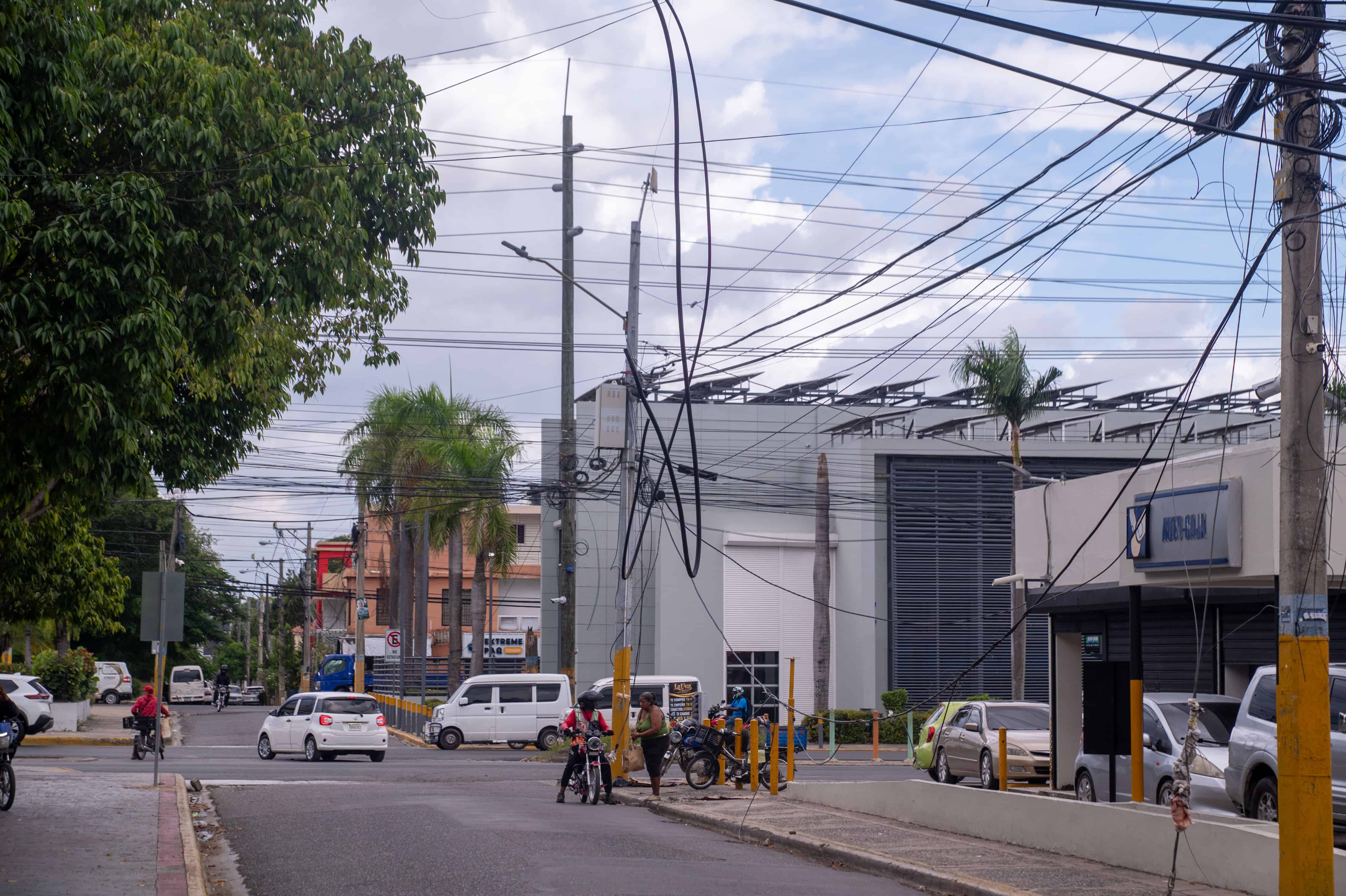 Cable impactado por un vehículo en la calle Tercera esquina Ramón Javier Batista, Villa Carmen, Santo Domingo Este. 
