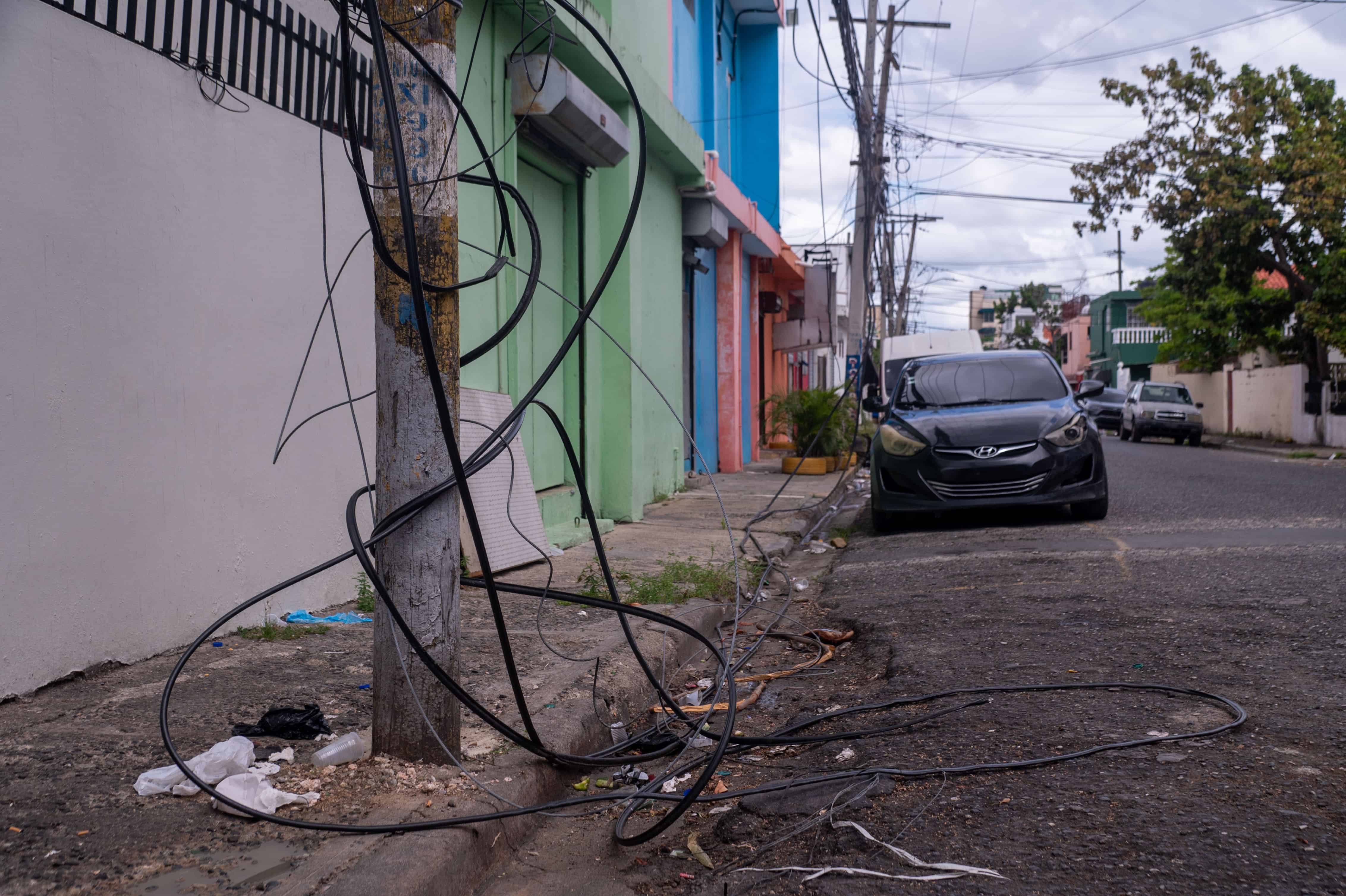 Algunos cables obstruyen el paso de peatones.&nbsp;&nbsp;