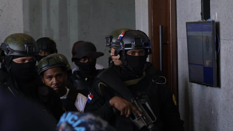 Con armas largas y fuerte custodia trasladan a imputados por caso Julián Oro Duro Con armas largas y fuerte custodia trasladan a imputados por caso Julián Oro Duro