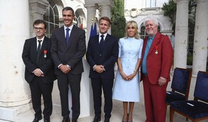 Pedro Almod&oacute;var y Javier Cercas reciben la Legi&oacute;n de Honor de Francia