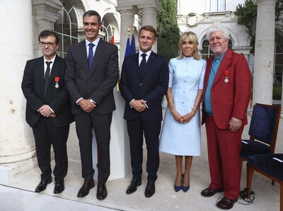 Emmanuel Macron condecora a Almodóvar y Cercas en Madrid