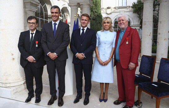 Pedro Almod&oacute;var y Javier Cercas reciben la Legi&oacute;n de Honor de Francia