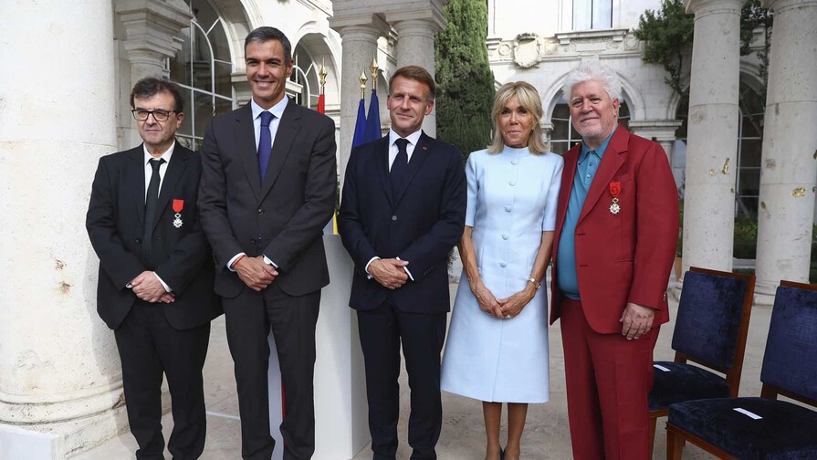 Pedro Almodóvar y Javier Cercas reciben la Legión de Honor de Francia Pedro Almodóvar y Javier Cercas reciben la Legión de Honor de Francia