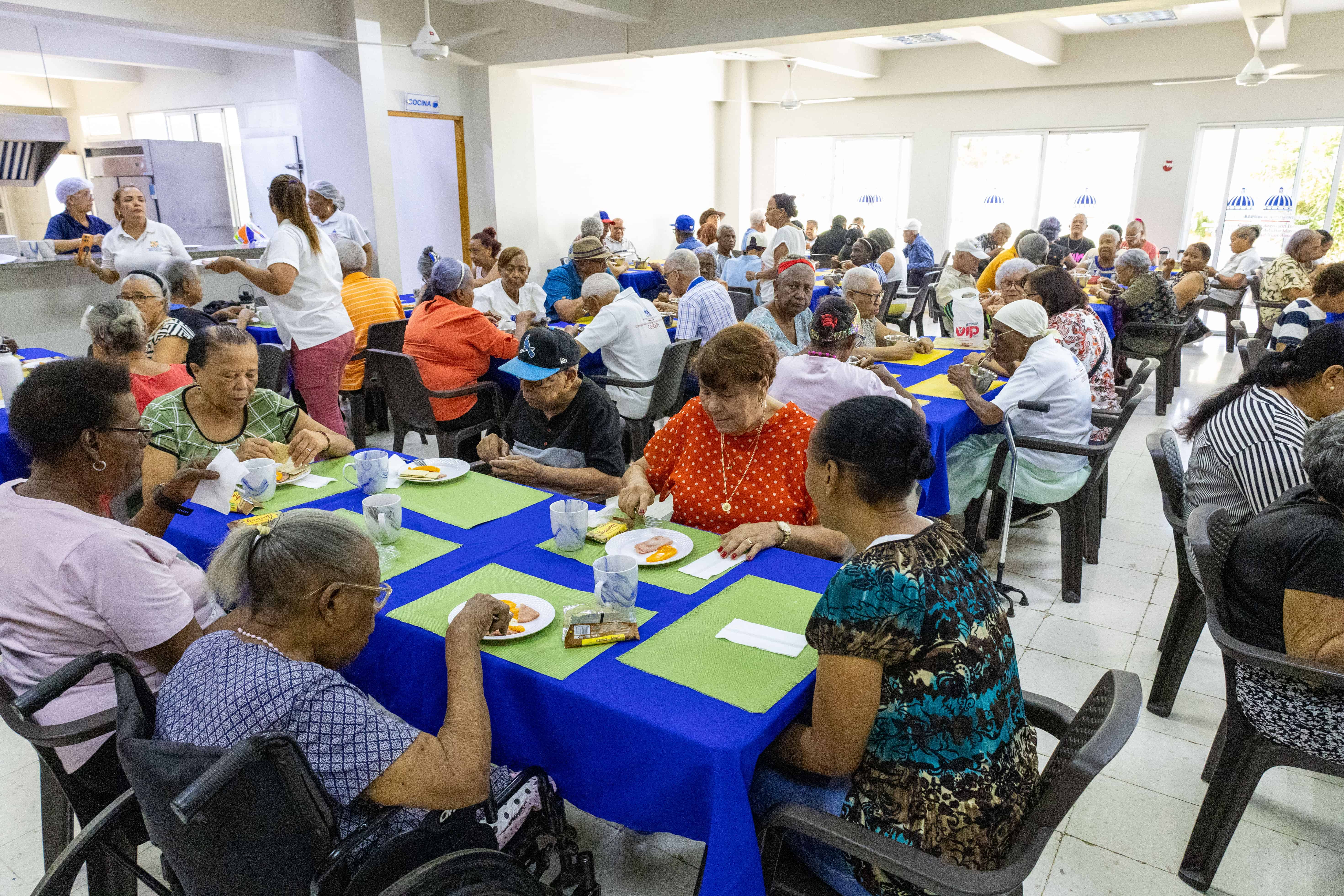Envejecientes disfrutan de un desayuno antes de iniciar las actividades del d&iacute;a.