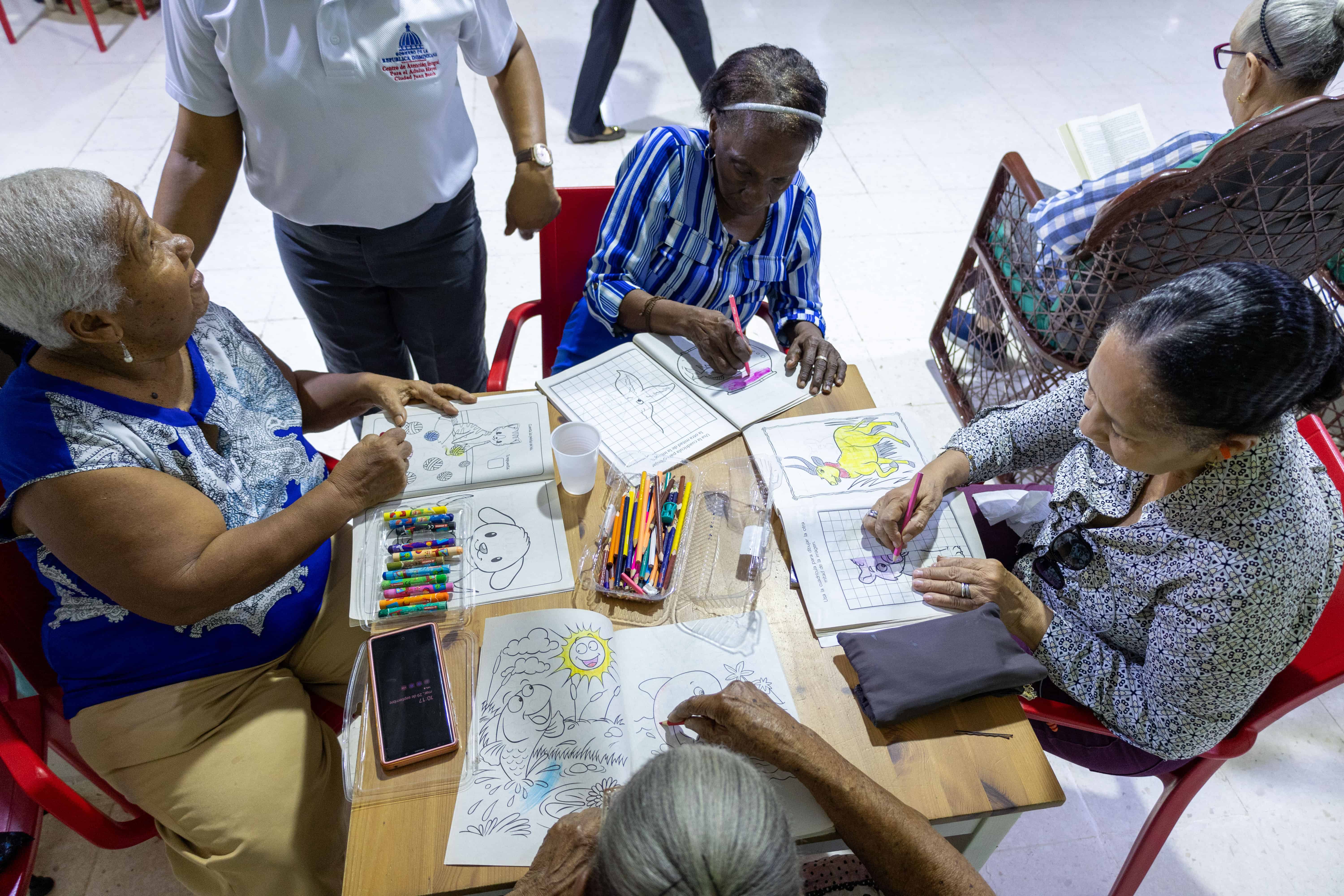 Para mantener la mente activa, los adultos mayores colorean en cuadernos de dibujos.
