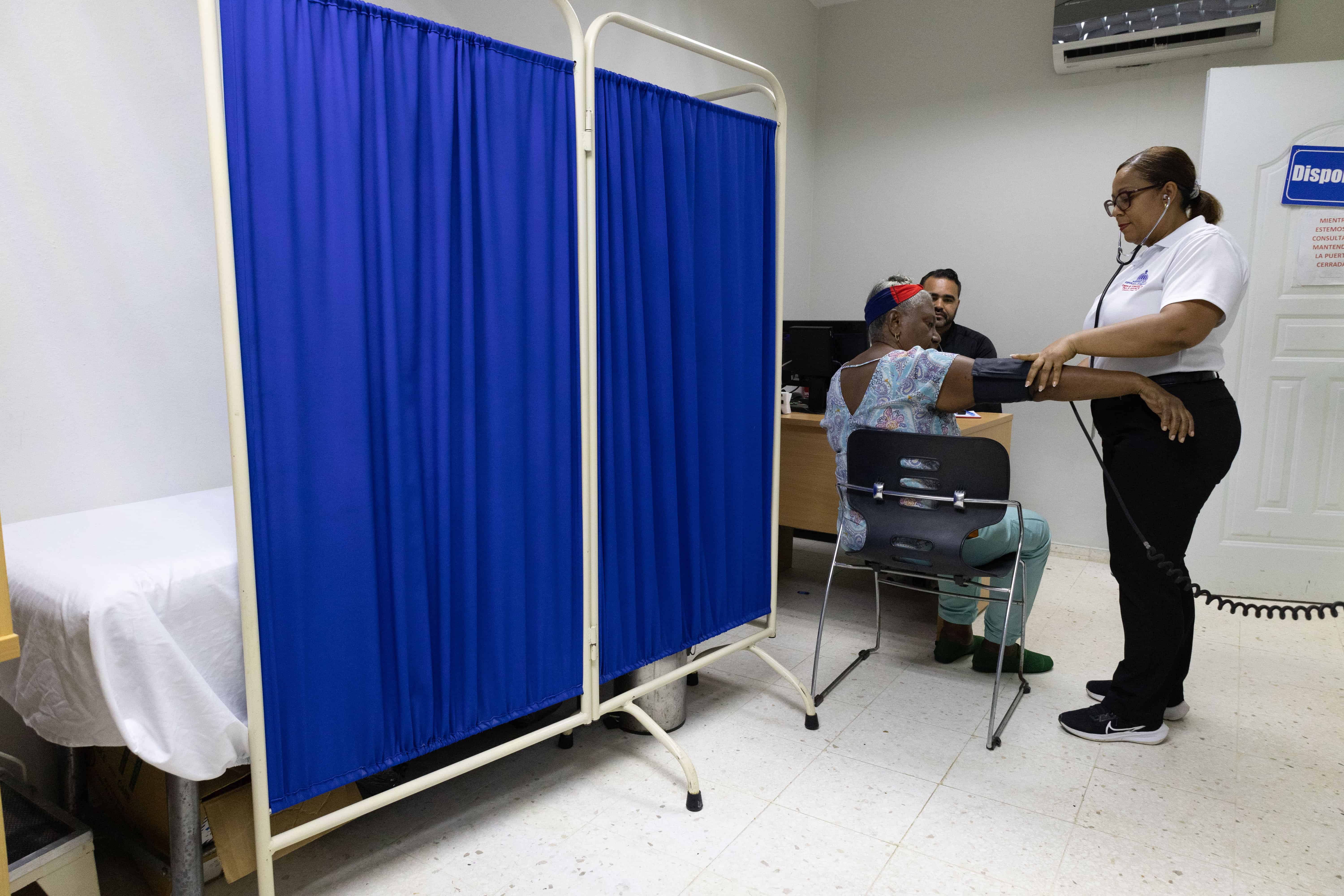 Una se&ntilde;ora recibe atenci&oacute;n m&eacute;dica en el consultorio de salud del centro.