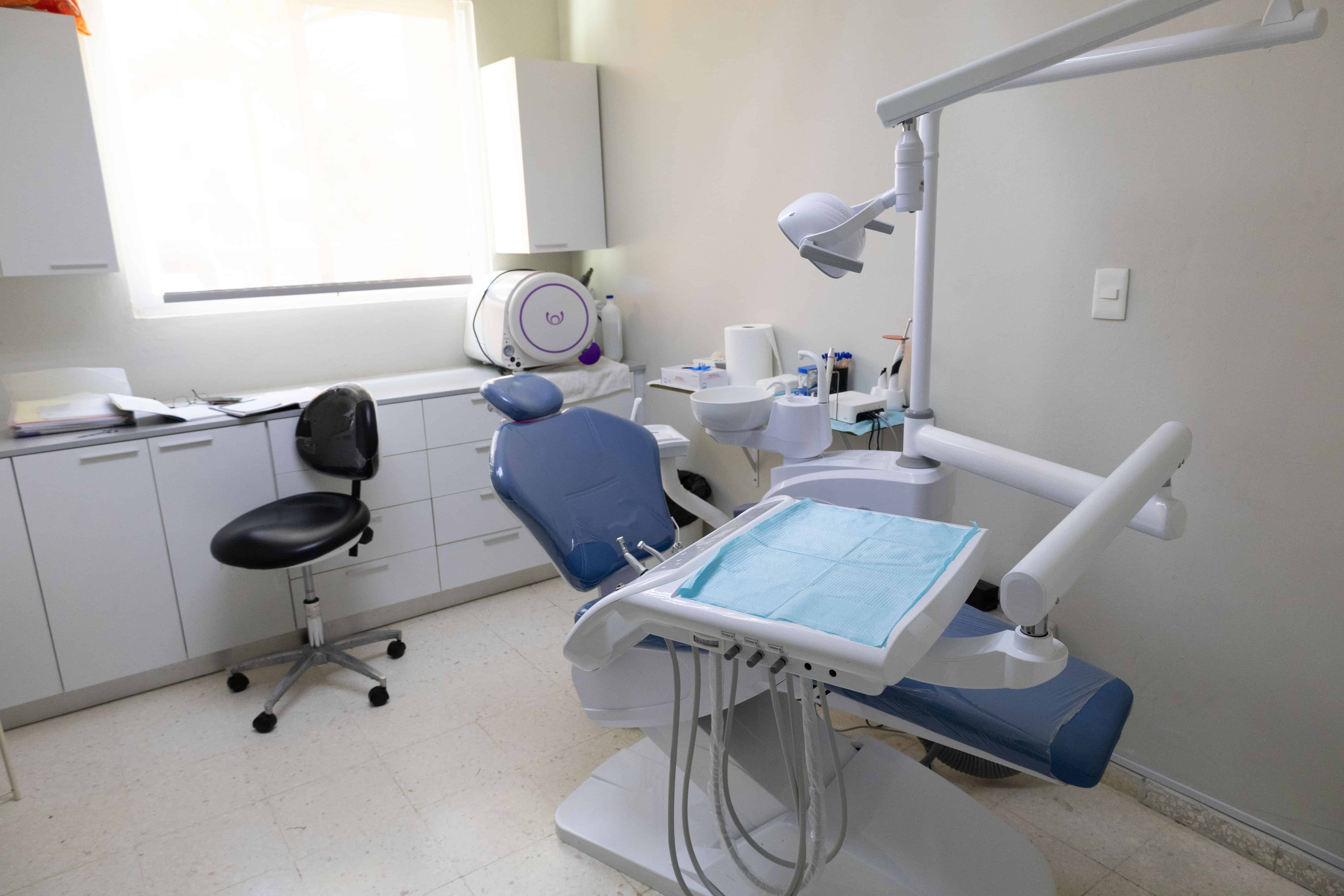 En la sala de odontolog&iacute;a, los adultos mayores reciben atenci&oacute;n para cuidar su salud bucal.