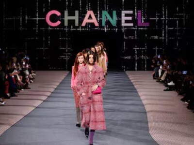 Firmas de moda reactualizan su legado en los desfiles de París