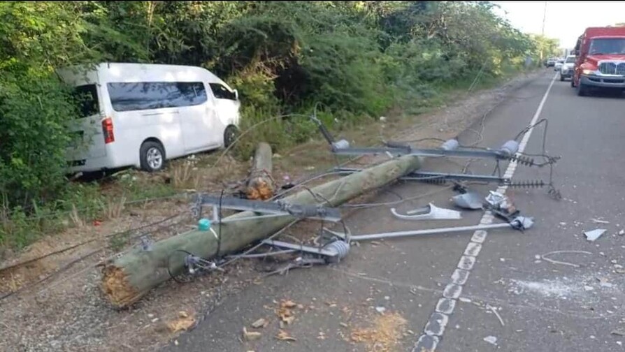 Autobús que transportaba estudiantes involucrado en accidente múltiple en la carretera de Mao Autobús que transportaba estudiantes involucrado en accidente múltiple en la carretera de Mao
