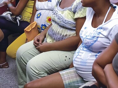 Bajan embarazos de adolescentes haitianas; suben entre las dominicanas