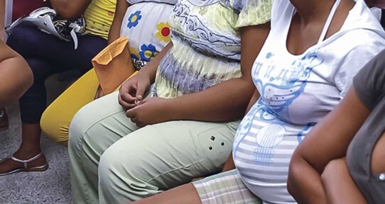 El calor extremo amenaza la seguridad del embarazo y el parto, advierte la ONU