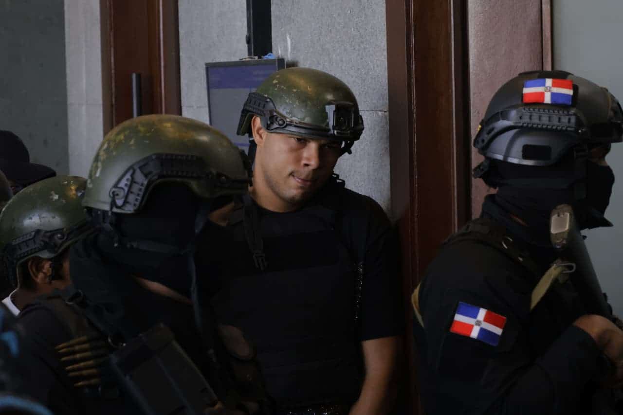Los imputados por el ataque contra el merenguero Julián Oro Duro y su esposa, Zeneida Socorro Castillo, durante su llegada al tribunal para el conocimiento de la solicitud de medida de coerción.