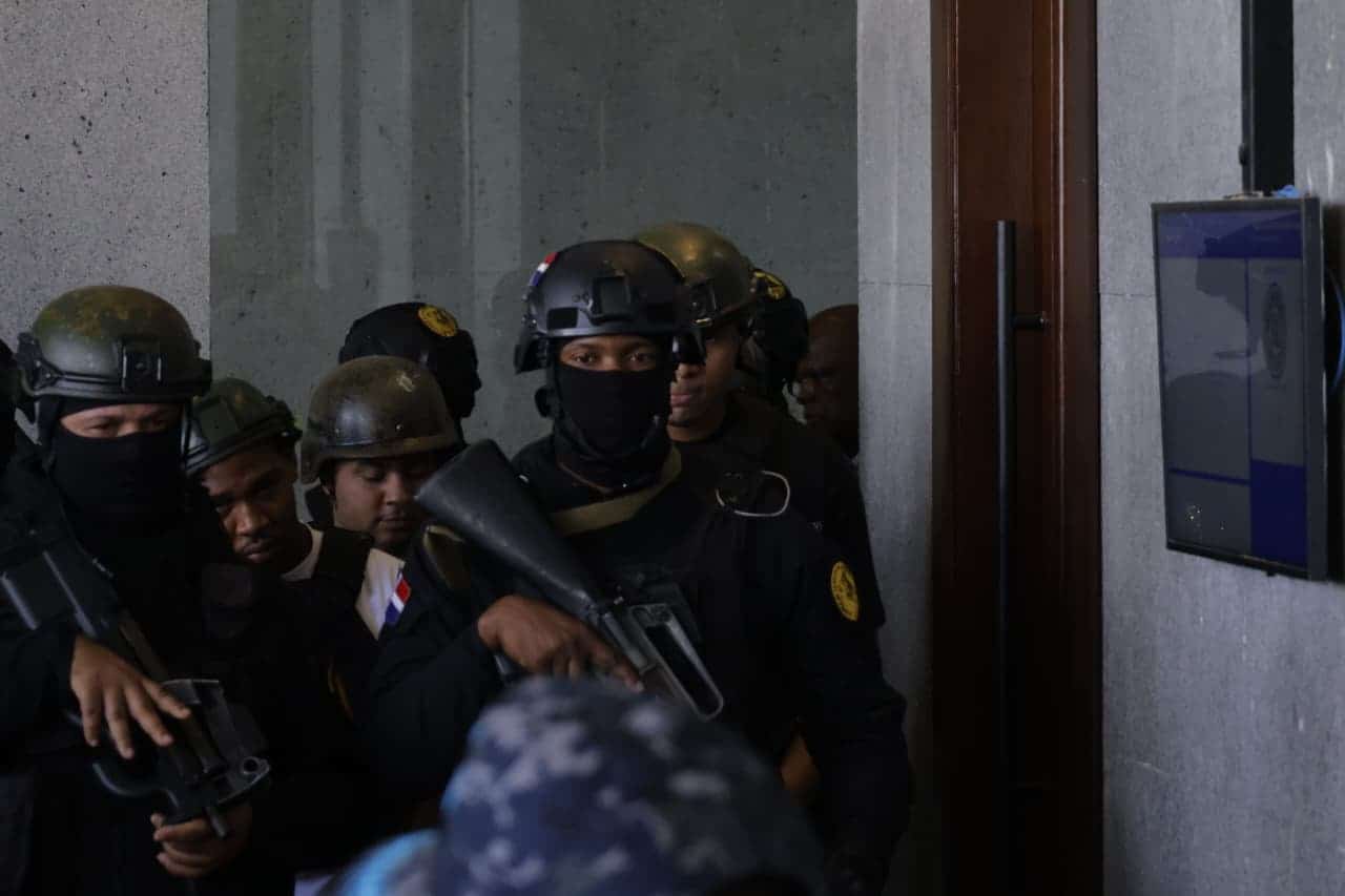 Bajo un amplio dispositivo de seguridad fueron trasladados los imputados por el ataque contra el merenguero Julián Oro Duro y su esposa, Zeneida Socorro Castillo fallecida en el hecho.
