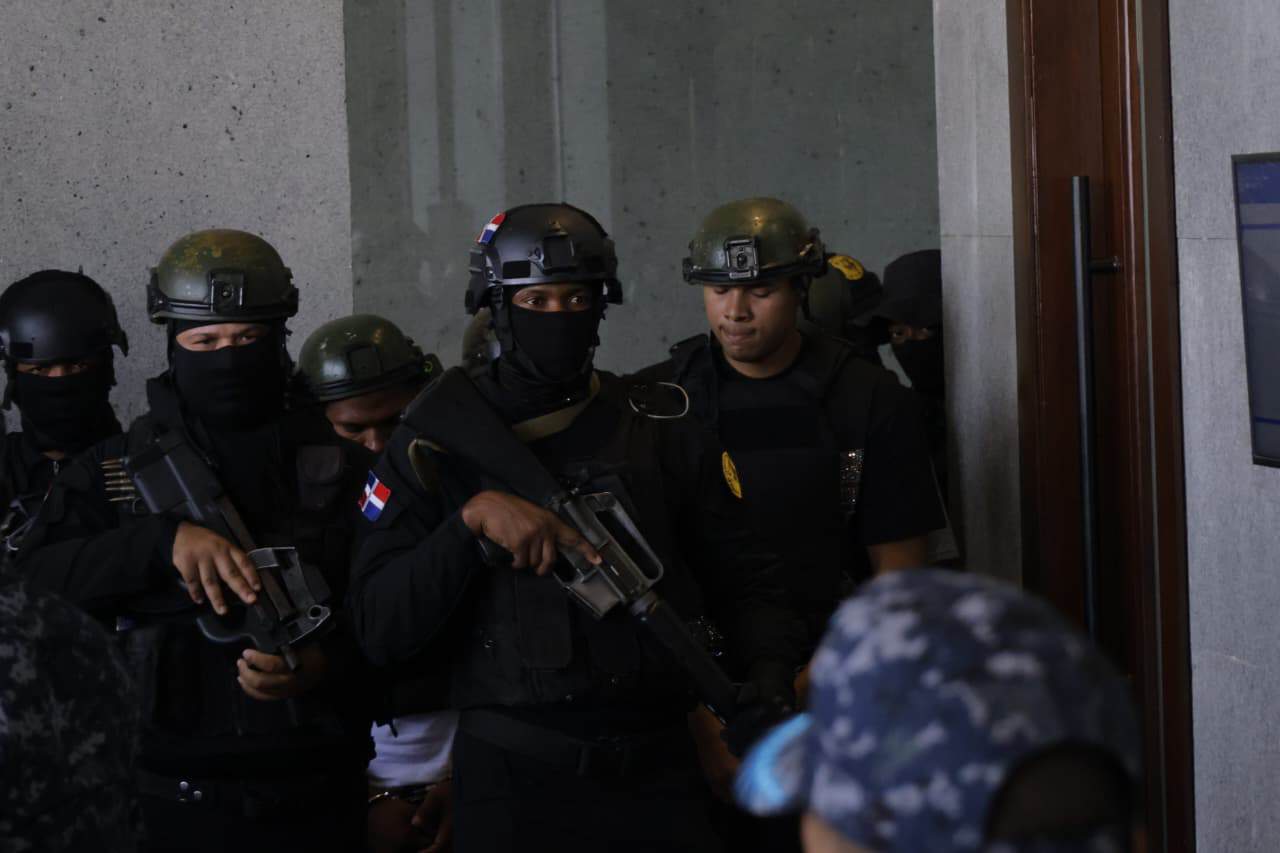 Agentes policiales, algunos portando armas largas, custodiaron a los imputados durante su traslado al tribunal donde se conocerá la solicitud de medida de coerción.