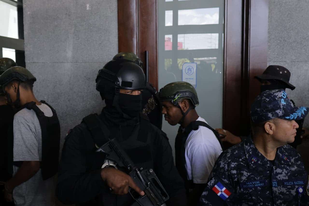 Agentes policiales mantienen un cerco de seguridad durante el traslado de los imputados al tribunal que conocerá la solicitud de medida de coerción.